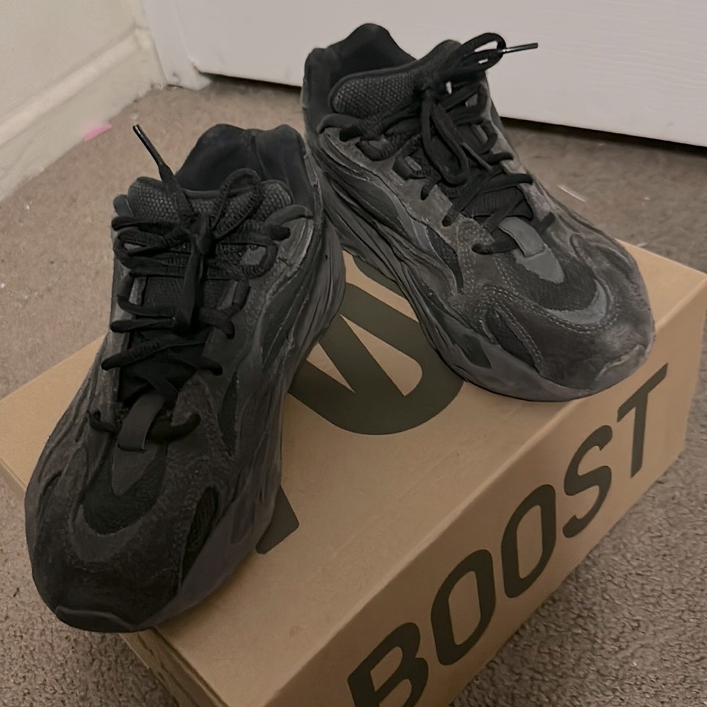 Adidas Yeezy Boost 700 V2 Vanta size 7 used